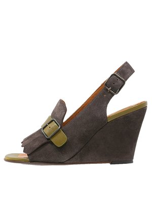 Koksgrå kilehæl sandal i ruskind med peep toe, olivengrønne spænde-remme, frynse-detalje og justerbar ankelrem.