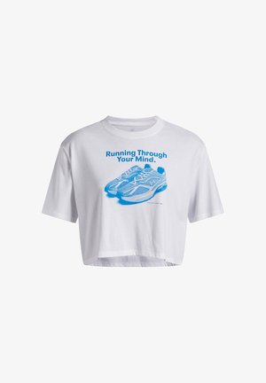 Biała krótka koszulka z krótkim rękawem, z niebieską grafiką biegowych butów oraz napisem "Biegając przez twój umysł" w kolorze niebieskim.