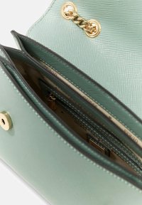 Grüner, strukturiert geprägter Leder-Geldbeutel mit goldfarbenen Beschlägen, ausgestattet mit mehreren Fächern und einem Reißverschlussfach für sichere Aufbewahrung.