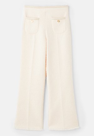 Bílé, strukturované kalhoty s širokými nohavicemi a roztrhaným lemem, které mají dvě zadní kapsy, zlaté knoflíkové detaily a prošívání na pase.