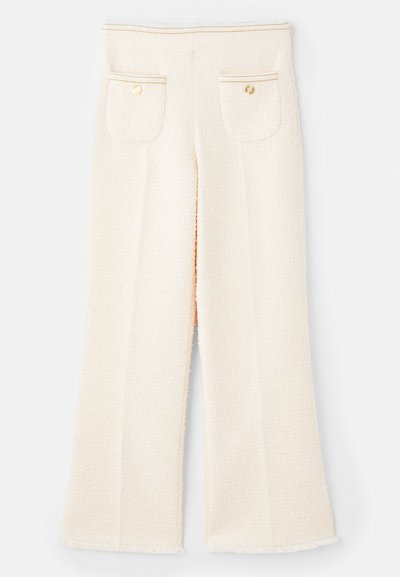 Vita, strukturerade vida byxor med fransad fåll, som har två bakfickor, guldknappdetaljer och sydda detaljer vid midjan.