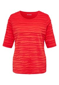 Rotes T-Shirt mit kurzen Ärmeln und einem strukturierten, gewellten Muster. Rundhalsausschnitt, aus weichem Stoff, mit subtilen Designvariationen auf der Oberfläche.