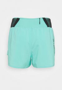 Pantalones cortos atléticos de color turquesa claro con paneles de malla negra en la cintura y un pequeño bolsillo con cremallera en el lado derecho delantero.