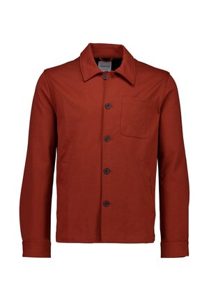 Veste rouge à manches longues en tissu lisse, avec un col pointu, des boutons sur le devant et une poche poitrine. Comprend des poches latérales.