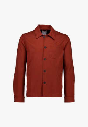 Czerwona kurtka z długim rękawem, wykonana z gładkiego materiału, z karbowanym kołnierzem, guzikami z przodu oraz kieszenią na piersi. Zawiera kieszenie boczne.