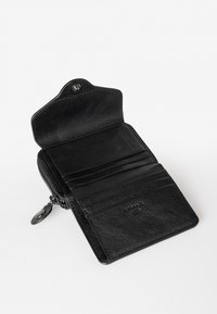 Portafoglio in pelle nera con scomparto con zip e più fessure per carte; superficie texturizzata e dettaglio con chiusura a scatto.