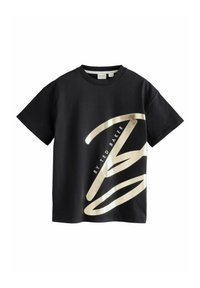Černé bavlněné tričko s velkým zlatým grafikou na přední straně, s textem "BY TED BAKER". Krátké rukávy a kulatý výstřih.