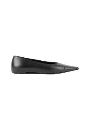 Chaussure plate en cuir noir à bout pointu avec un petit talon et une finition lisse sur fond blanc.