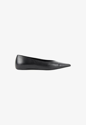 Chaussure plate en cuir noir à bout pointu avec un petit talon et une finition lisse sur fond blanc.