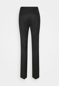 Pantalon droit noir sur mesure avec poche passepoilée arrière, présenté sur fond blanc.