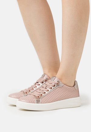 Roze sneakers met een gestructureerd, diamantvormig patroon, zilveren accenten en een vetersluiting. Zacht, synthetisch materiaal; witte rubberen zool.