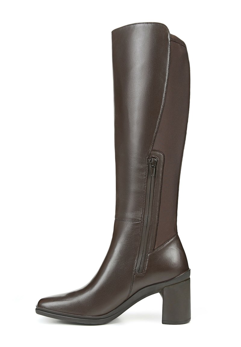 Stivale in pelle marrone alto fino al ginocchio con punta affusolata, zip laterale e tacco a blocco robusto. Texture liscia e design elegante.