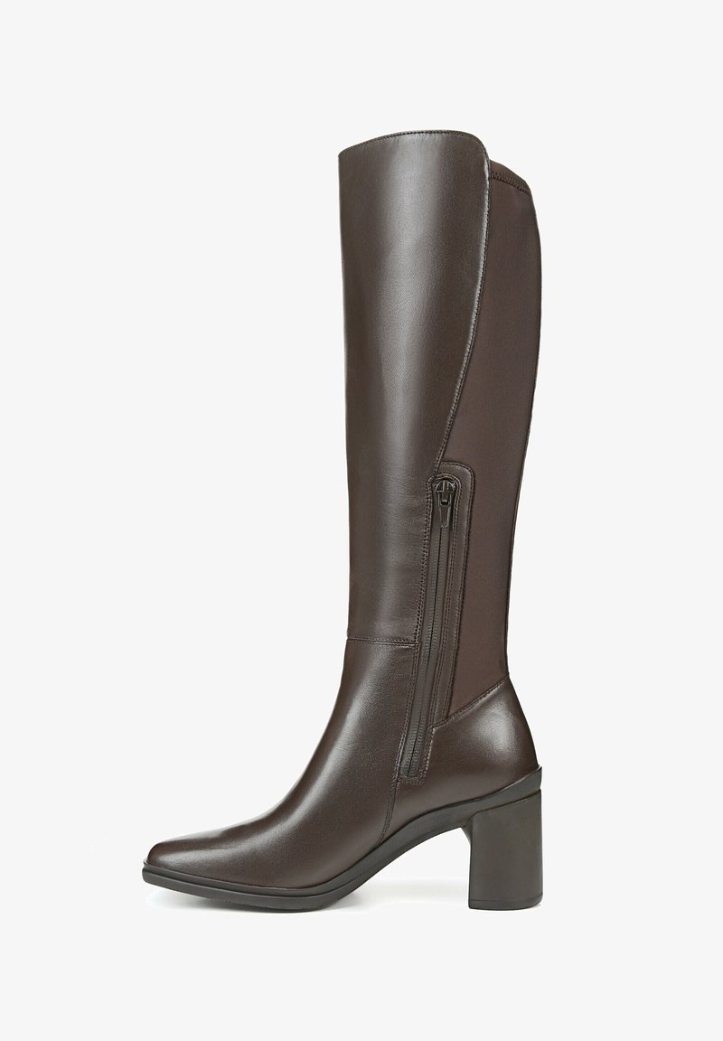 Stivale in pelle marrone alto fino al ginocchio con punta affusolata, zip laterale e tacco a blocco robusto. Texture liscia e design elegante.