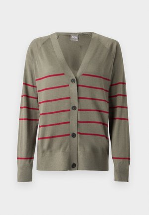 Alyvuogių žalumos megztinis su V formos iškirpte, sagomis užsegamas, su raudonomis horizontaliomis juostelėmis. Turi ilgus rankoves ir ribotuotu rankogalius. Minkštos tekstūros.