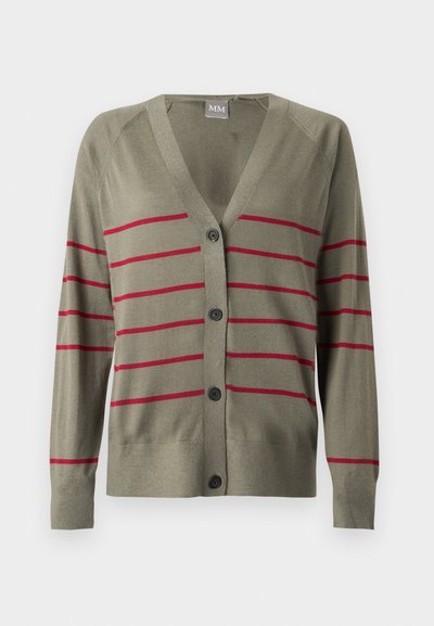 Πράσινη ελιά ζακέτα με λαιμόκοψη V, κούμπωμα με κουμπιά και κόκκινες οριζόντιες ρίγες. Διαθέτει μακριά μανίκια και ριμπ μανσέτες. Μαλακή υφή.