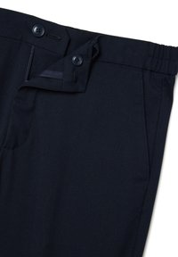 Dunkelblaue Hose mit glatter Textur, ausgestattet mit Knopf- und Reißverschluss, Seitentaschen und einem elastischen Bund.