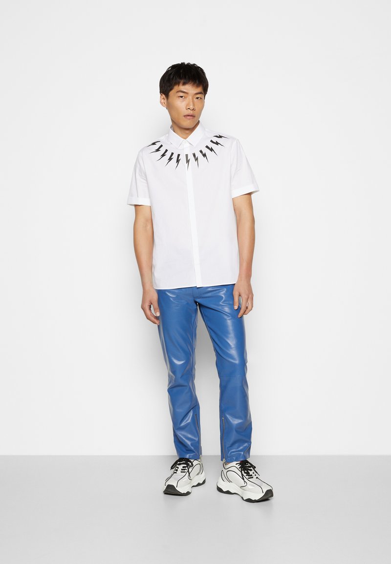 Herren Bekleidung | Neil Barrett BOLT NECK SHORT SLEEVE SHIRT UNISEX Hemdbluse white/black/weiß - EW48955 Herren Bekleidung | Neil Barrett BOLT NECK SHORT SLEEVE SHIRT UNISEX Hemdbluse white/black/weiß - EW48955