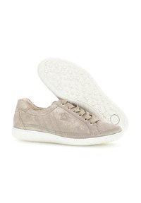 Beige textuursneakers met een metallic glans, voorzien van een witte rubberen zool, vetersluiting en subtiele zijstrepen voor detail.