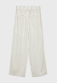 Široké kalhoty vyrobené z lehké tkaniny, s vertikálními šedými a krémovými pruhy, dvěma zadními kapsami a elastickým pasem.