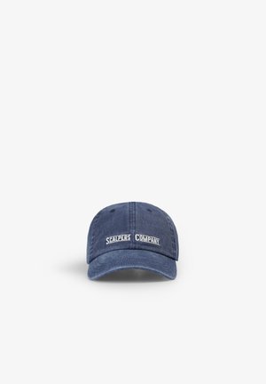 Gorra de béisbol azul marino con el texto cosido "Scalpers Company" en el frente, mostrada sobre un fondo claro y liso.