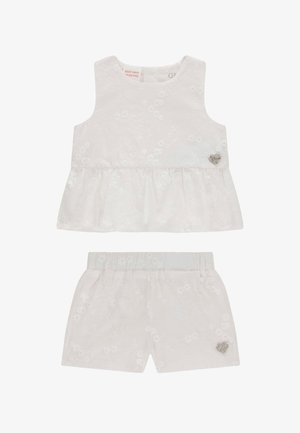Top bianco senza maniche con ricamo floreale e shorts abbinati con vita elastica, entrambi con piccoli tag metallici a forma di cuore come logo.