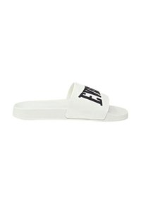 Infradito bianche con una fascia ampia caratterizzata da testo nero. Materiale plastico liscio e suola piatta con design minimalista.