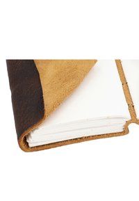 Couverture de journal en cuir marron avec une surface texturée, dotée d'un intérieur en daim souple couleur sable et de pages blanches vierges.