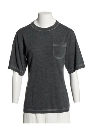 Dunkelgraues T-Shirt mit kurzen Ärmeln, weißen Nähten und Brusttasche, dargestellt auf einem weißen Schaufensterkörper.