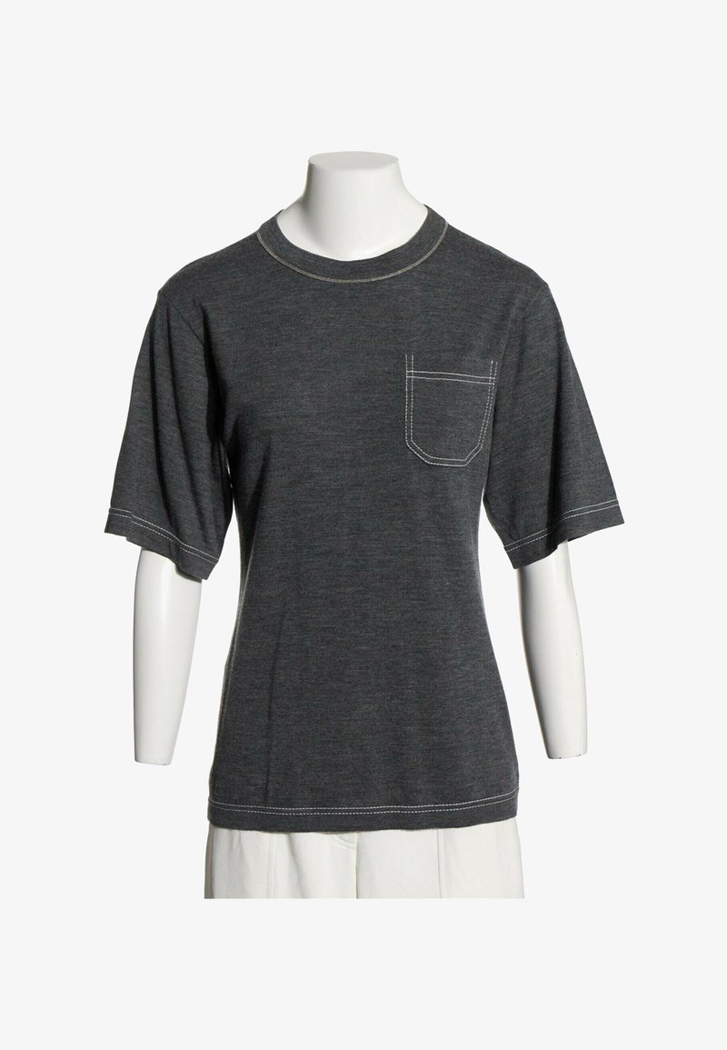 T-shirt gris foncé à manches courtes avec surpiqûres blanches et poche poitrine, présenté sur un buste de mannequin blanc.