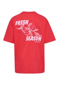 Röd bomulls-t-shirt med korta ärmar, med vit text och grafisk design av fotbollar och löv på baksidan, märkt "FRESH SEASON."