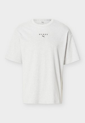 Hellgraues T-Shirt mit kurzen Ärmeln und Rundhalsausschnitt, mit dem Schriftzug "HYROX" und Puma-Logo in Schwarz, mittig auf der Brust platziert.