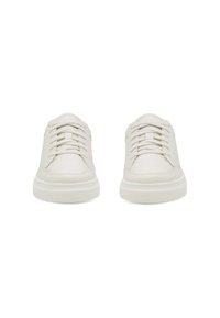 Paar weiße Low-Top-Sneaker mit dicken Gummisohlen und weißen Schnürsenkeln, von vorne auf einem schlichten weißen Hintergrund gesehen.