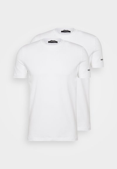 Zwei weiße Baumwoll-T-Shirts mit kurzen Ärmeln und Rundhalsausschnitt. Jedes hat ein kleines schwarzes Logo auf dem linken Ärmel. Glatte Textur, normale Passform.
