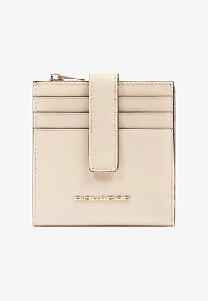 Cartera de cuero beige con múltiples ranuras para tarjetas y cierre de solapa seguro, con logotipo en relieve y detalle en tono dorado. Textura suave.