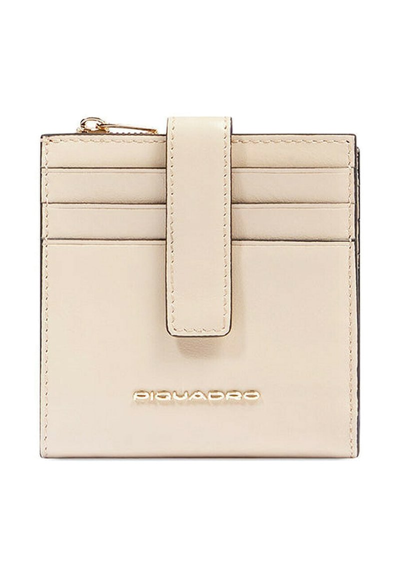 Portafoglio in pelle beige con più scomparti per carte e chiusura a patta sicura, caratterizzato da logo in rilievo e dettagli in tonalità oro. Texture liscia.