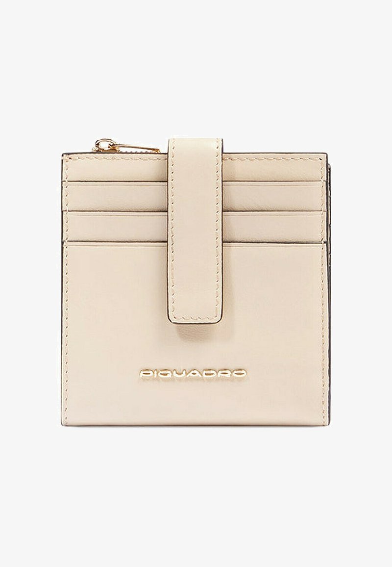 Portafoglio in pelle beige con più scomparti per carte e chiusura a patta sicura, caratterizzato da logo in rilievo e dettagli in tonalità oro. Texture liscia.