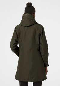 Veste militaire verte imperméable avec un col haut et des poignets ajustables. Présente un design élégant et un branding minimal à l'arrière.