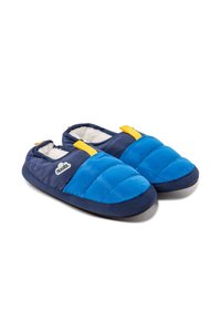 Zapatillas azules y marinas con un diseño acolchado, forro de piel sintética, pestañas de acento amarillas y suelas de goma. Presenta un logo en el lateral.