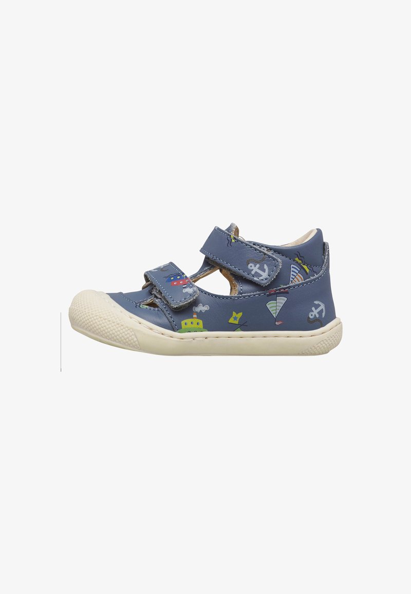 Blaue Kleinkind-Sandale mit weißer Gummisohle, nautischem Druckmuster und doppelten Klettverschlüssen für einen sicheren Sitz und einfaches An- und Ausziehen.