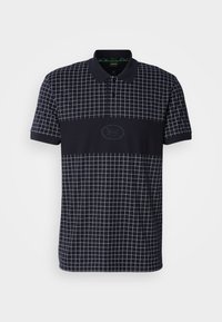 Polo à manches courtes noir avec motif à carreaux blancs, bande horizontale noire unie sur la poitrine avec un logo "BOSS" discret, et col noir.