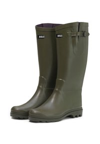 Bottes de pluie en caoutchouc vert, à la texture lisse, avec une tige haute, un détail de sangle ajustable et une semelle crantée pour une meilleure adhérence.