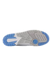 La suola delle scarpe da ginnastica New Balance presenta una superficie grigia testurizzata con accenti blu e un motivo a bande geometriche per maggiore grip e supporto.