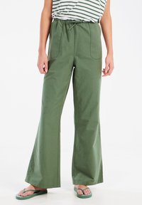 Groene wijde broek van katoen, met een elastische tailleband en een trekkoord, twee zijzakken en een zachte textuur.