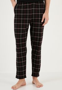 Fekete kockás pizsamanadrág, fehér és piros rácsos mintával, elasztikus derékkal és oldalsó zsebekkel. Puha anyagból készült, tapered (tapered leg) dizájnnal.