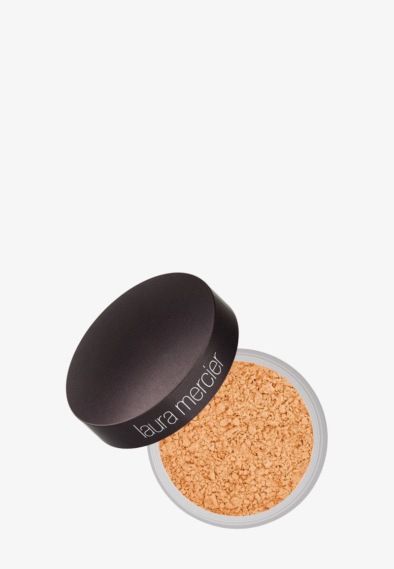 Powder translucido in polvere libera all'interno di un barattolo trasparente. Colore beige sabbia chiaro. Coperchio nero con testo bianco "laura mercier." Polvere fine e dalla consistenza vellutata.