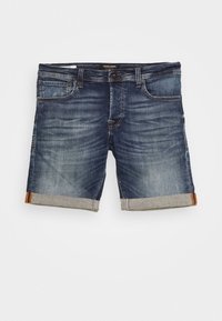 Shorts de mezclilla en lavado azul oscuro, con dobladillos enrollados que tienen detalles en gris y naranja, cinco bolsillos y un ligero desgastado que aporta textura.