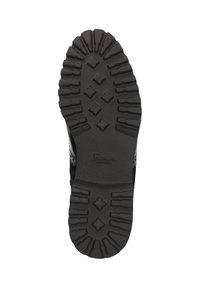 Zwarte schoenzool met een diep profiel met diamanten en vierkante patronen voor verbeterde grip. Materiaal lijkt rubber met een textuurafwerking.