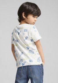 Puma ESS TEE YOUTH - Triko s potiskem - silver mist