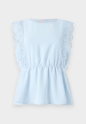 Lys blå peplum-bluse med blondekant på skuldrene, rund halsutskjæring og rynket midje for en komfortabel passform. Myk, glatt stofftekstur.
