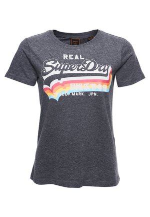 Ciemnoszary, krótki rękaw T-shirt z napisem „Real SuperDry”, kolorowym retro paskiem oraz japońskimi znakami na przodzie.